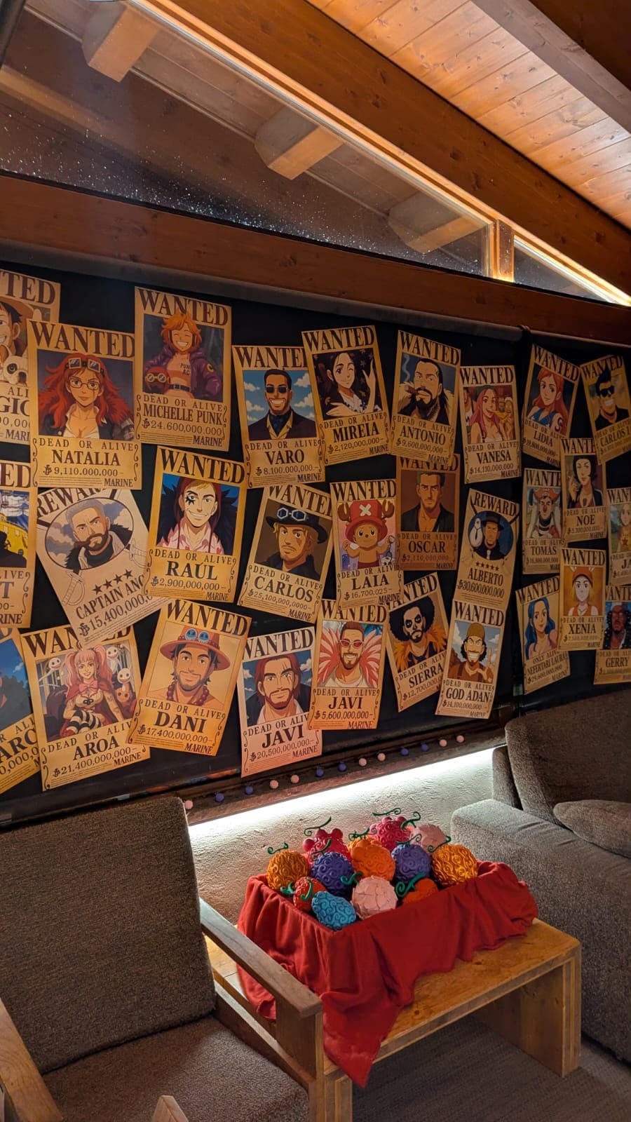 Decoración temática con carteles de búsqueda estilo pirata personalizados con los invitados