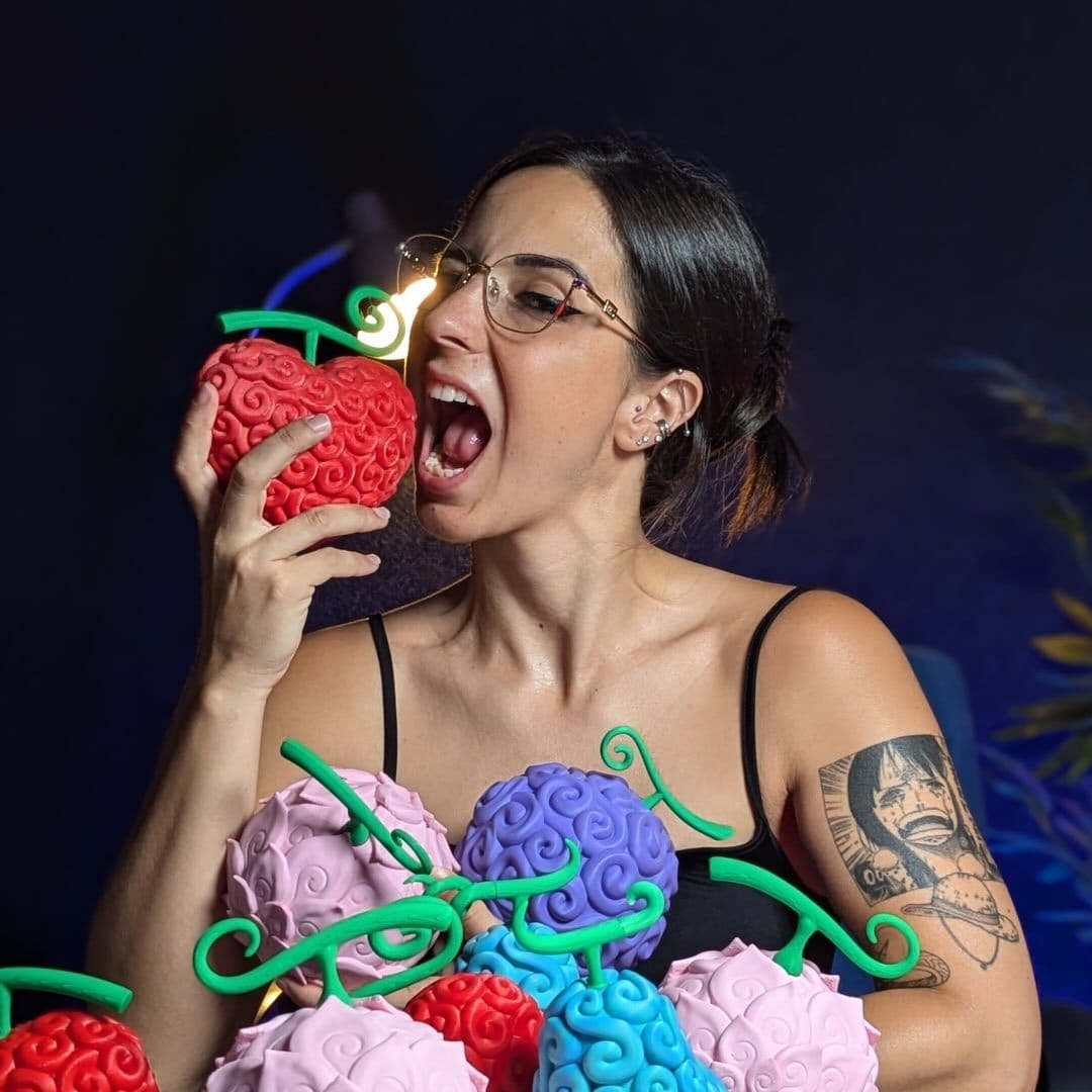 Vecina Friki posando con las frutas del diablo de One Piece hechas a mano