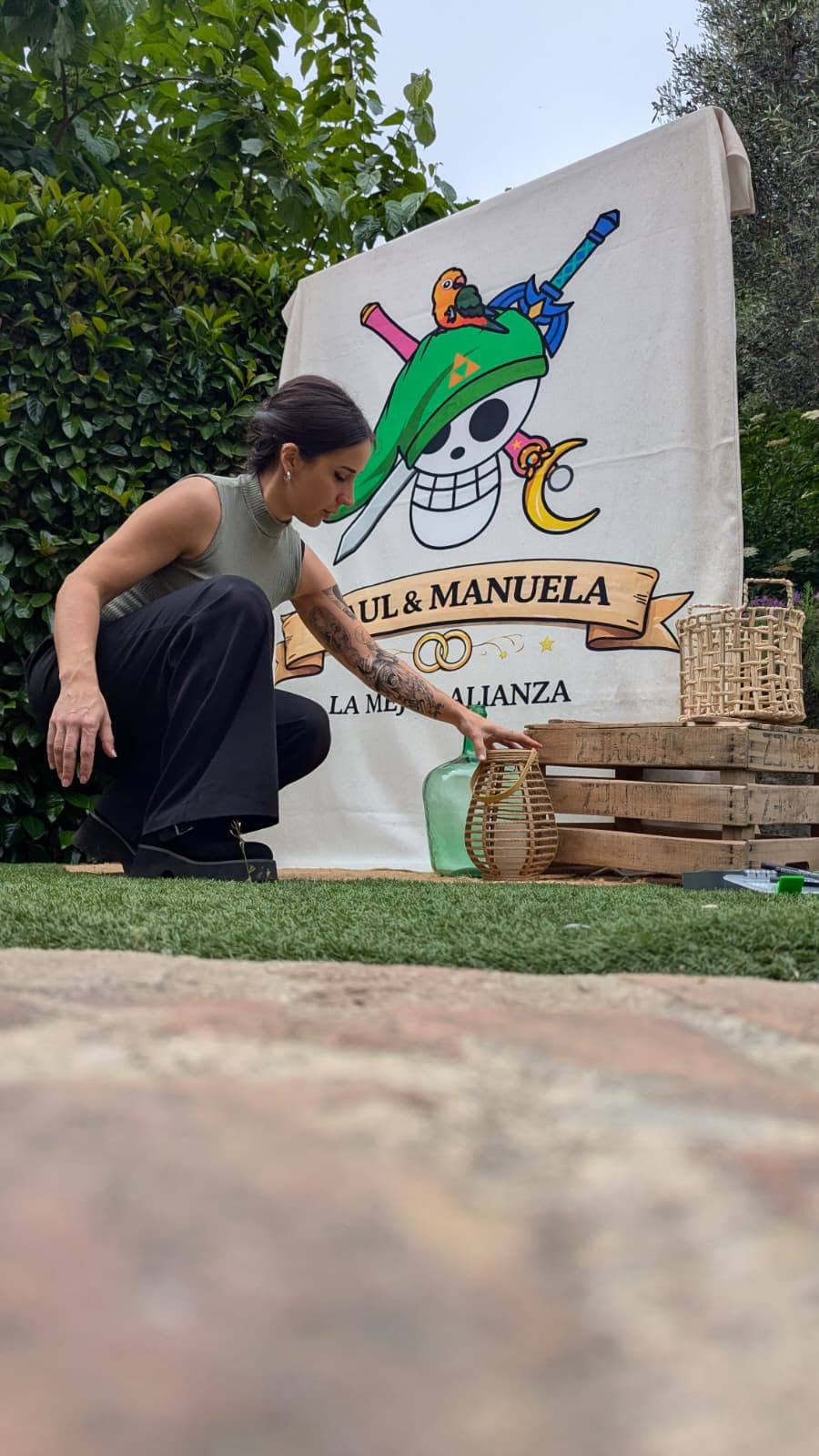 Vecina Friki preparando la decoración de una boda temática